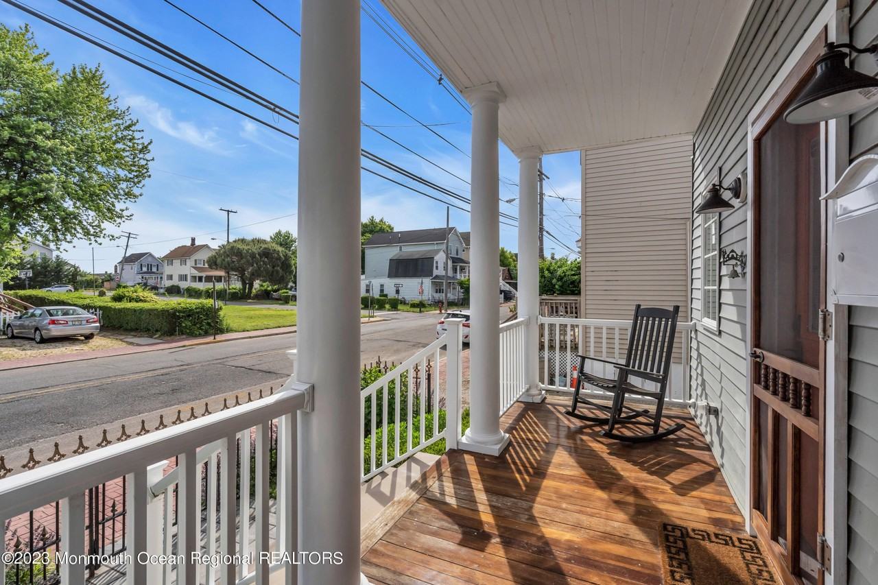 237 Bay Ave - Photo 5 of 46