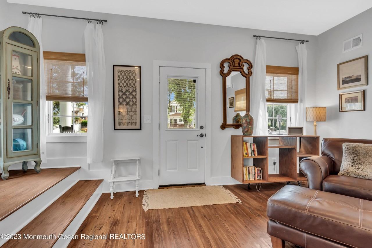 237 Bay Ave - Photo 6 of 46