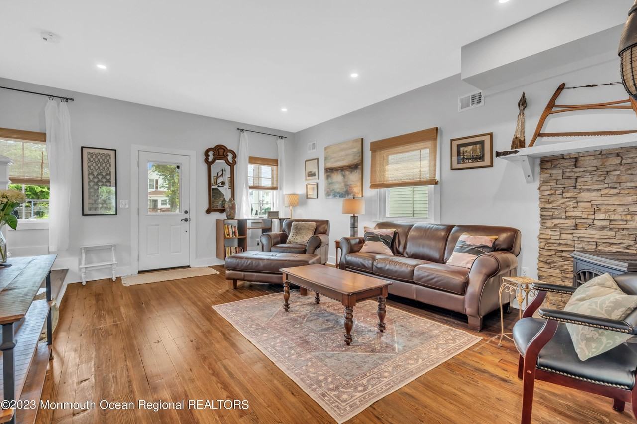 237 Bay Ave - Photo 7 of 46