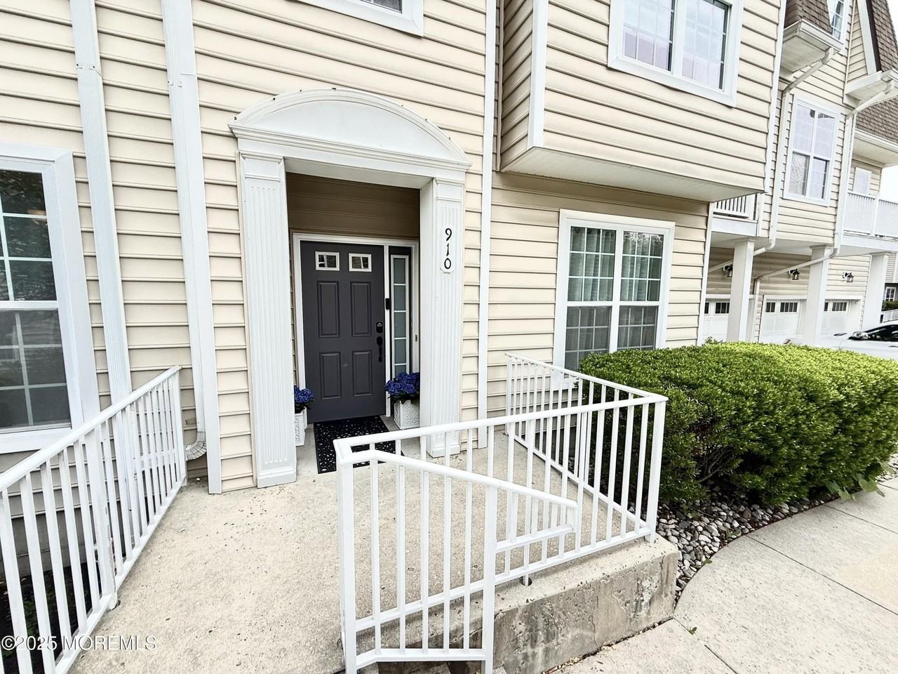 910 Abby Rd - Photo 3 of 34