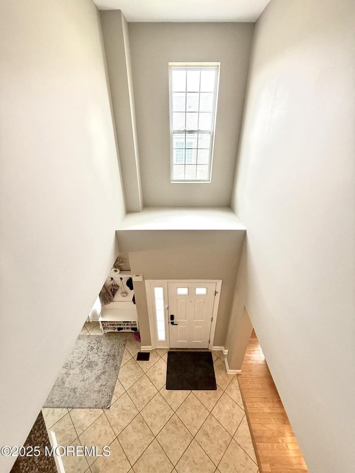 910 Abby Rd - Photo 5 of 34