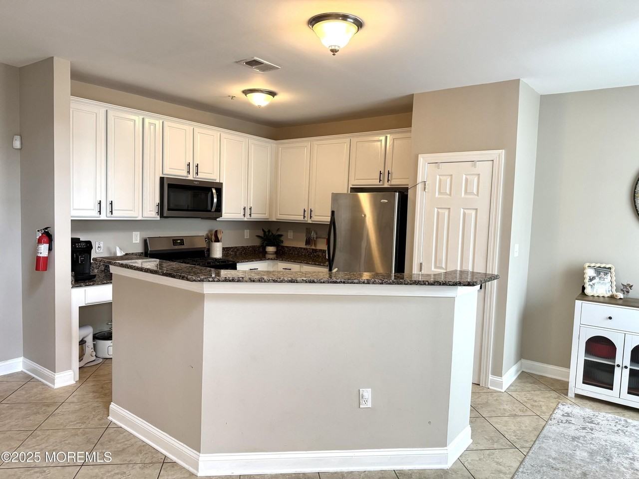 910 Abby Rd - Photo 7 of 34