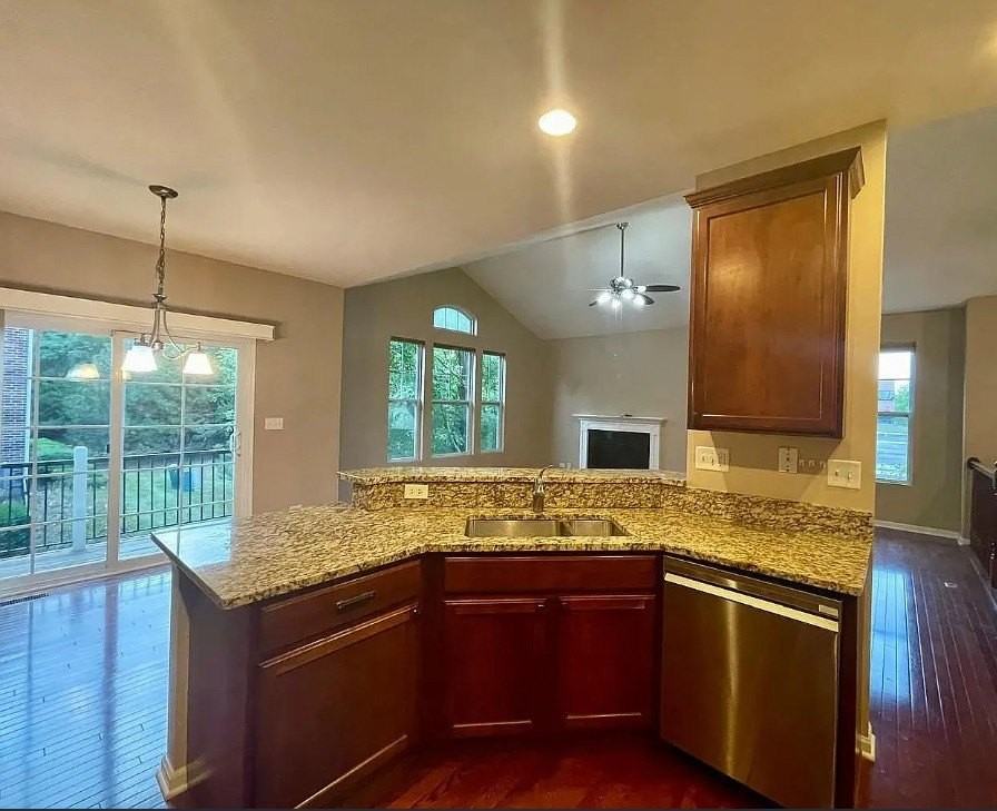 526 Grosvenor Ln #526 - Photo 7 of 22