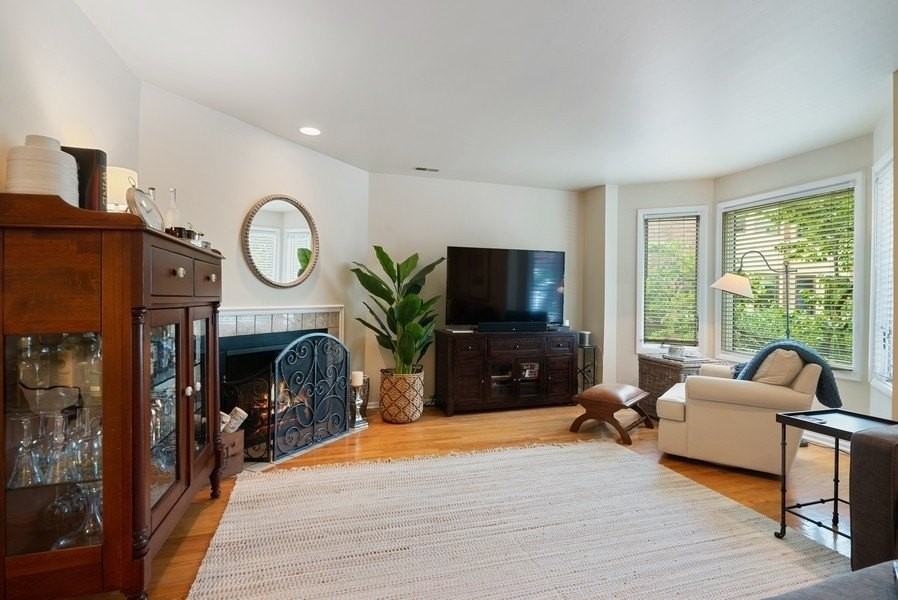 753 W Dickens Ave - Photo 3 of 24