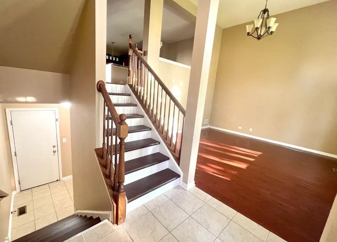 546 Grosvenor Ln - Photo 3 of 15