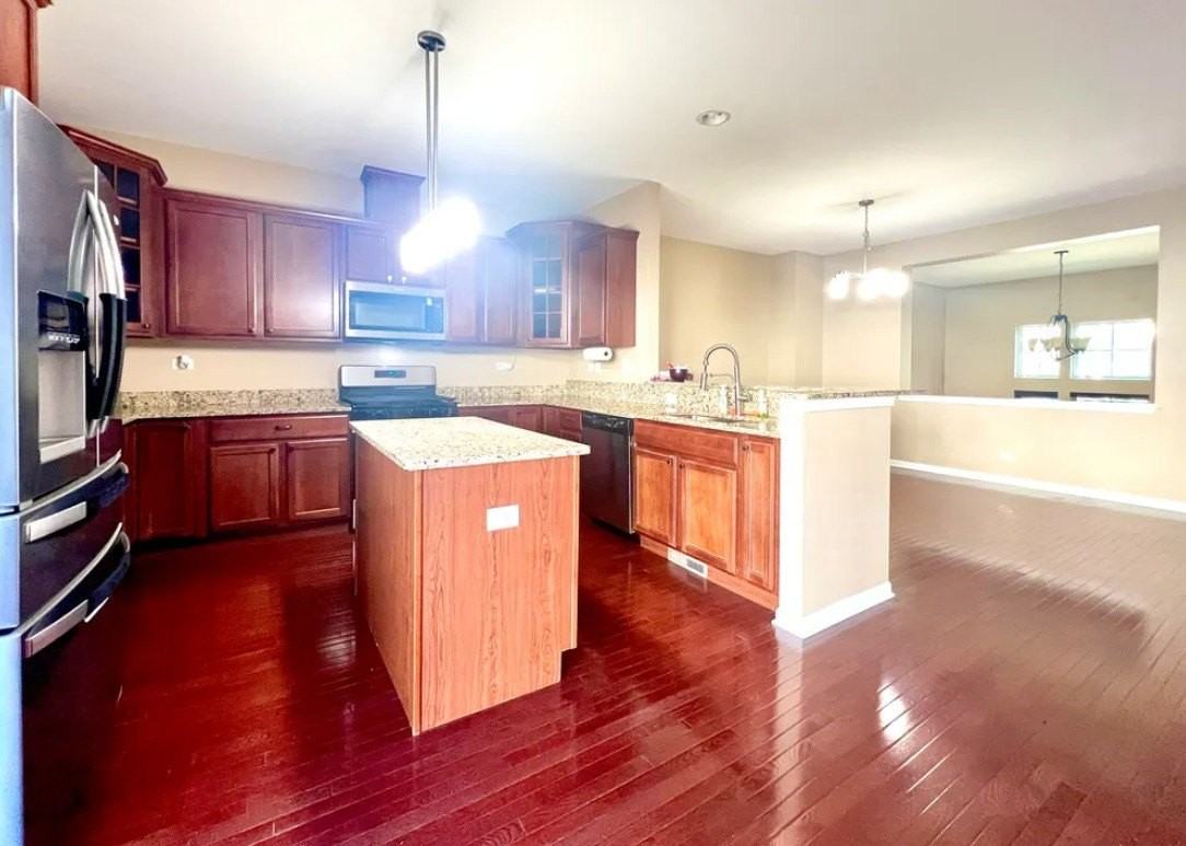 546 Grosvenor Ln - Photo 5 of 15