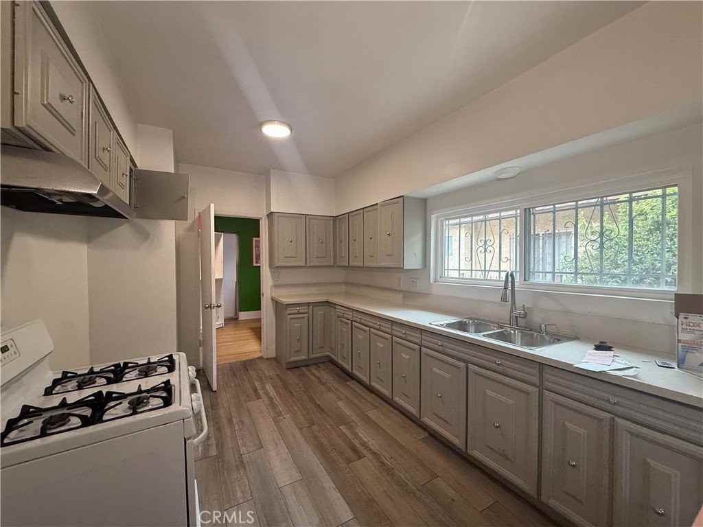 244 W 49th St - Photo 3 of 34