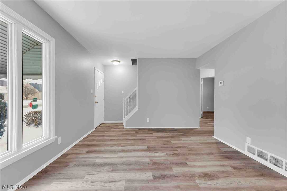 26450 Drakefield Ave - Photo 3 of 23