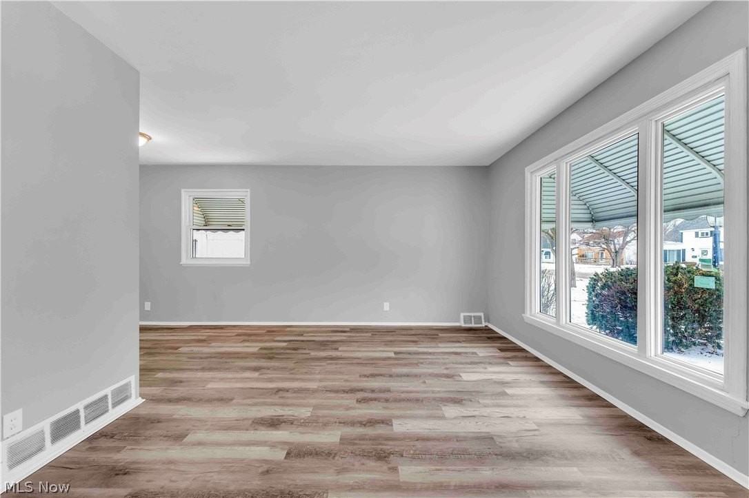 26450 Drakefield Ave - Photo 4 of 23