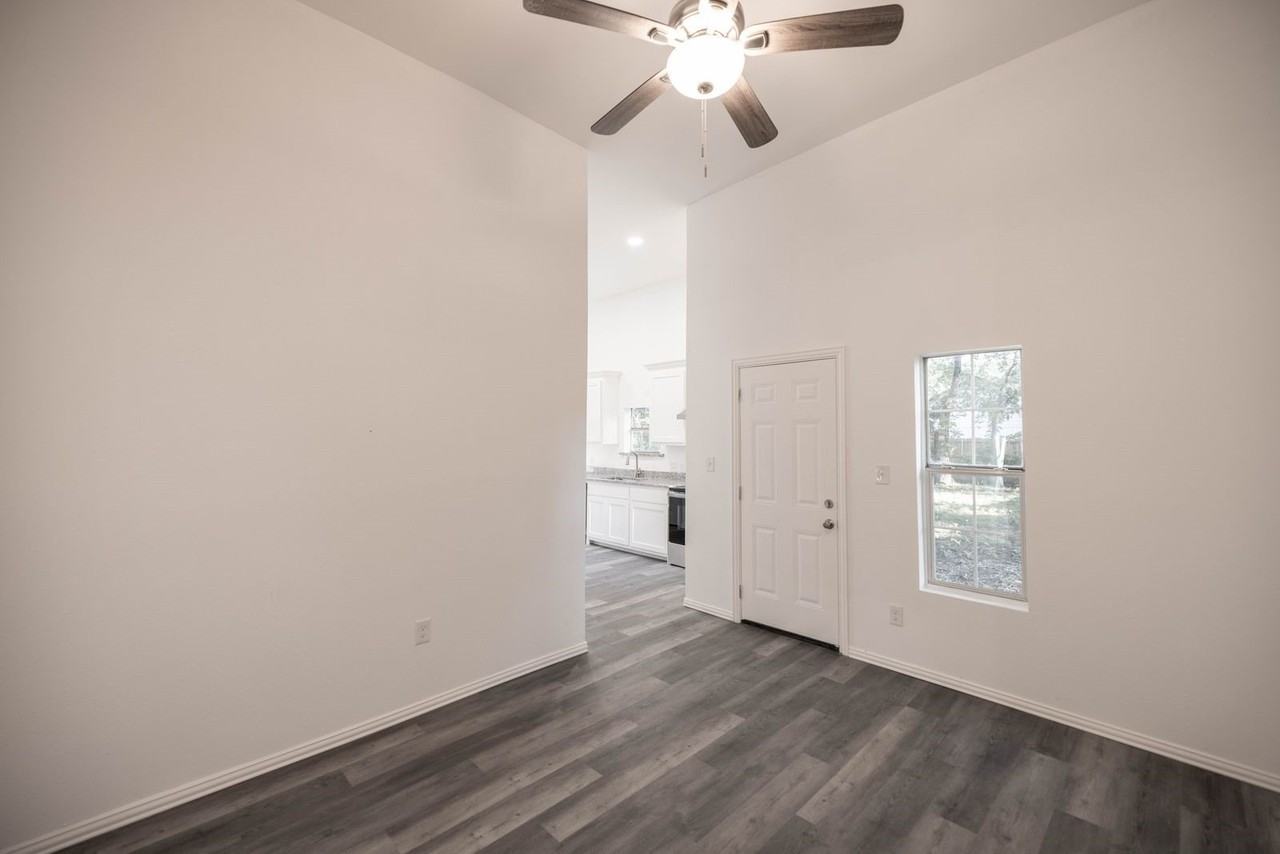 415 W 7th St - Photo 4 of 15