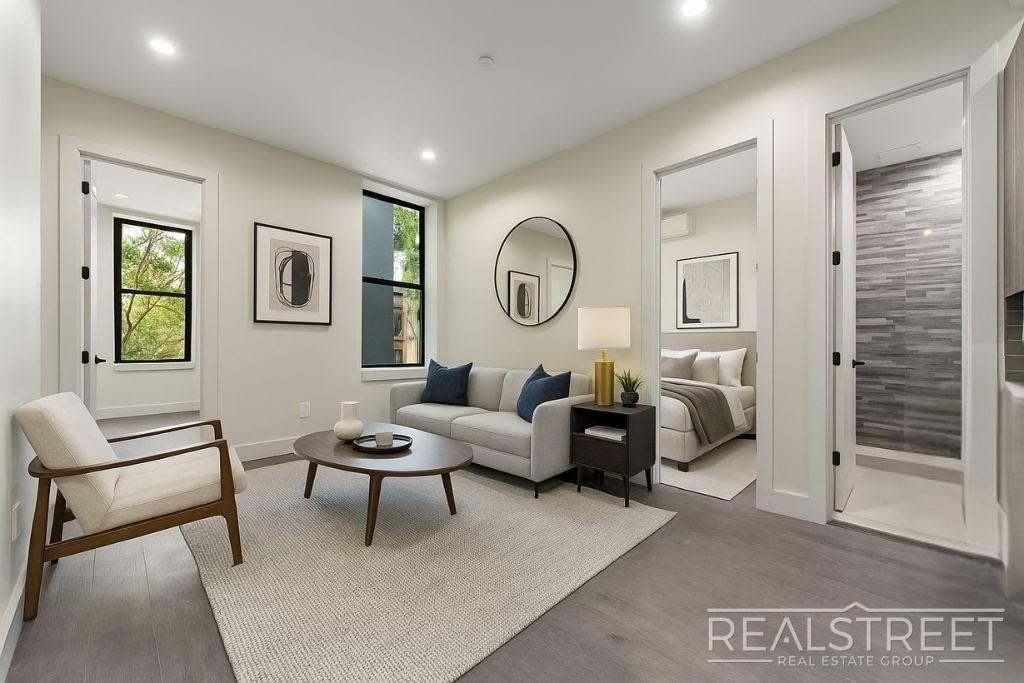 697 Dekalb Ave #2R