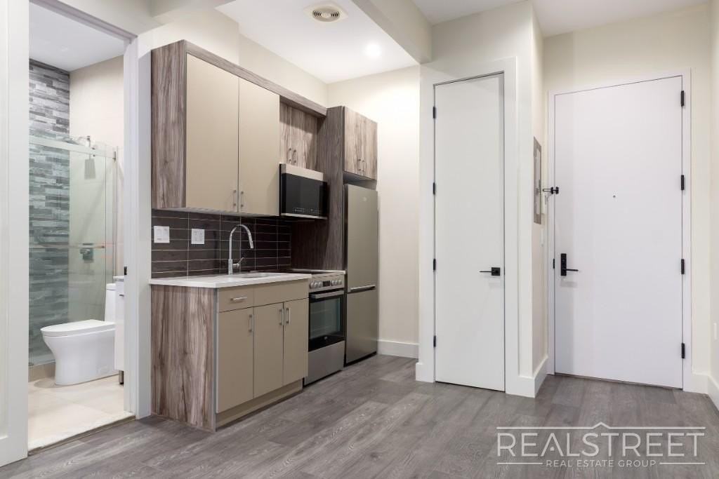 697 Dekalb Ave #2R - Photo 2 of 10