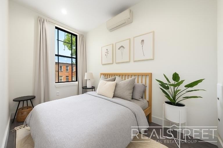 697 Dekalb Ave #2R - Photo 4 of 10