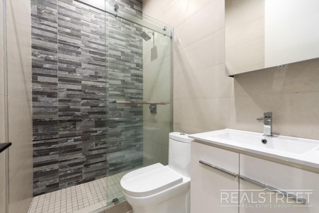 697 Dekalb Ave #2R - Photo 5 of 10