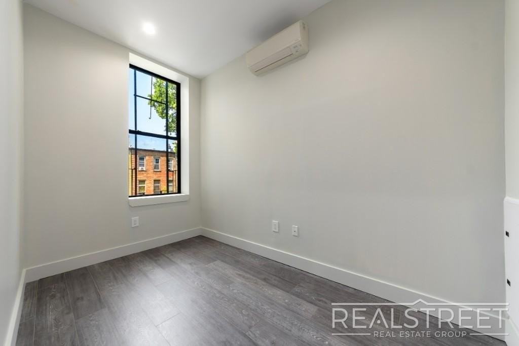 697 Dekalb Ave #2R - Photo 7 of 10