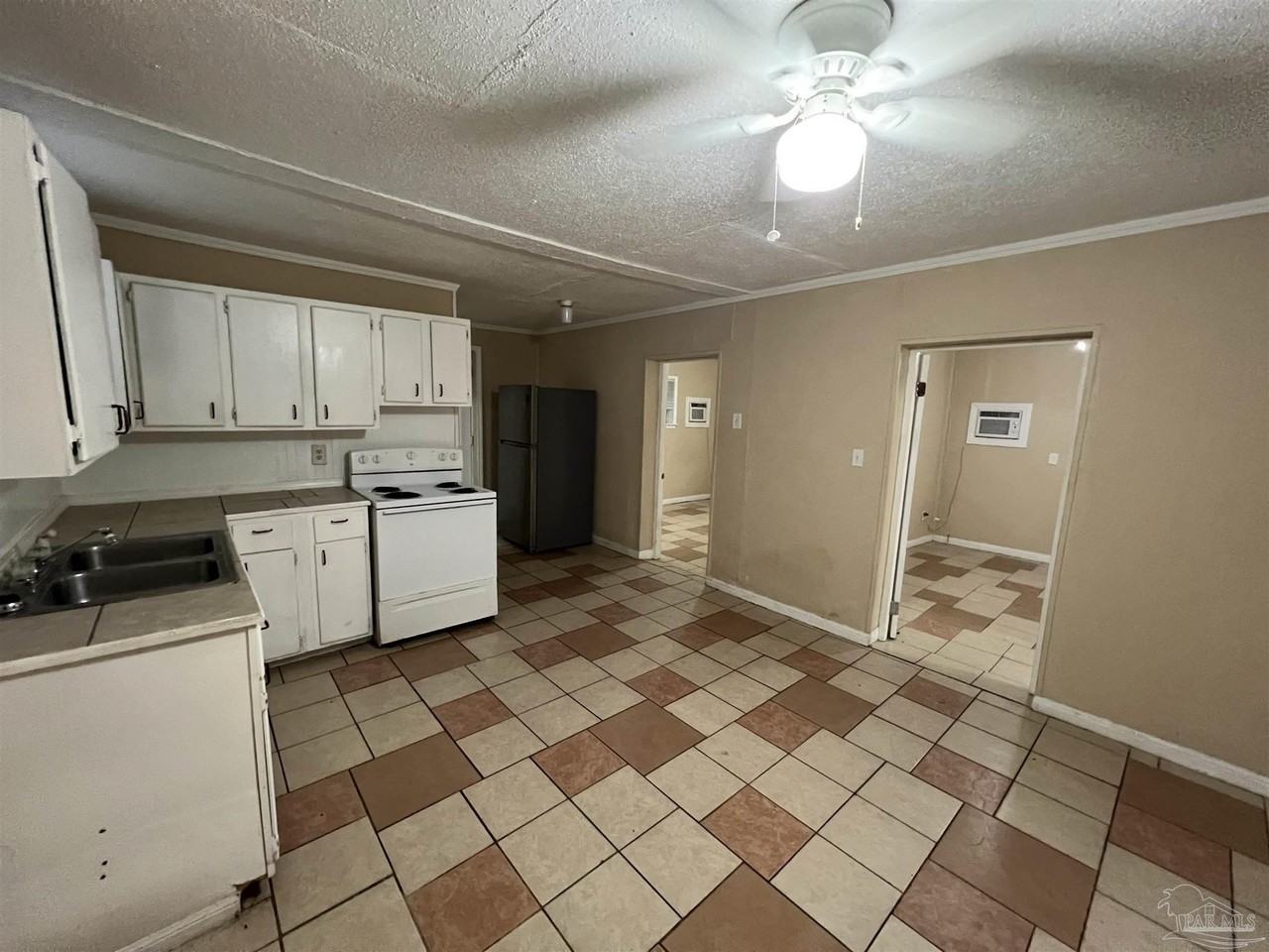 606 Elizabeth St - Photo 3 of 9