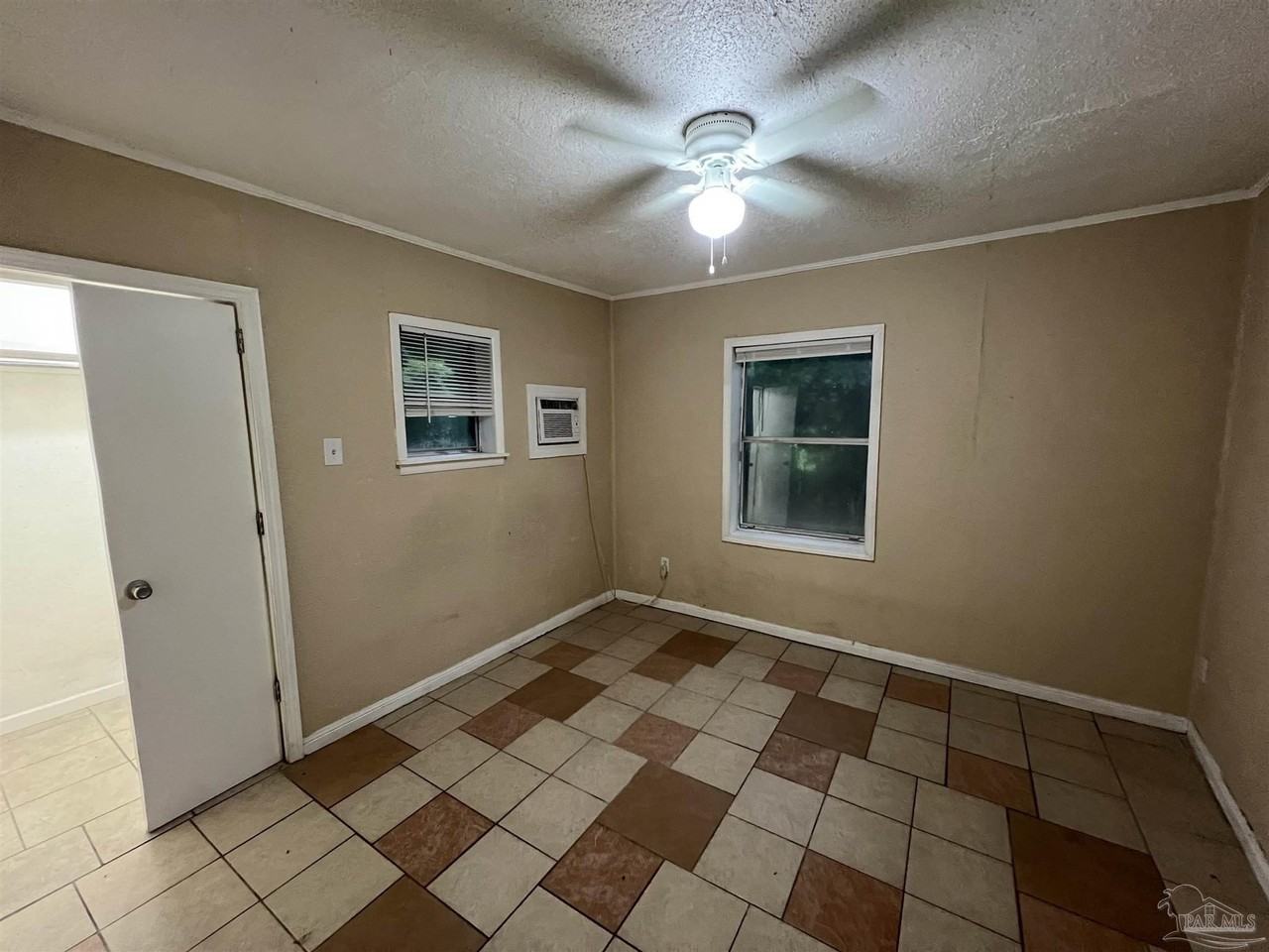 606 Elizabeth St - Photo 5 of 9
