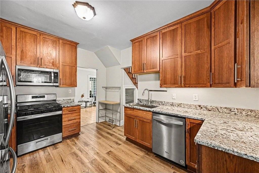 1411 Knox Ave N - Photo 3 of 27