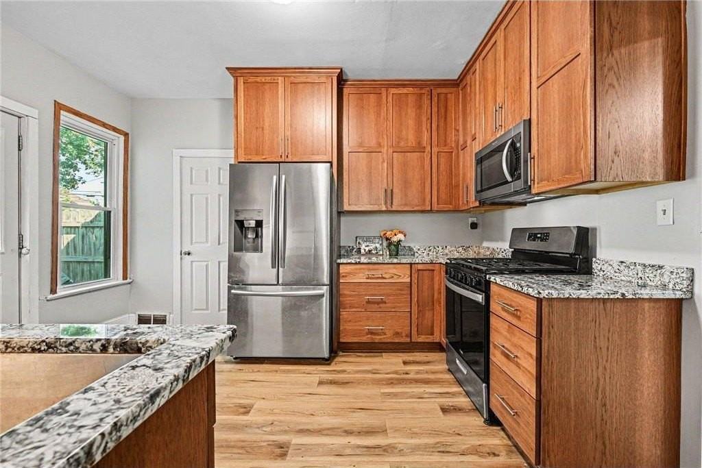 1411 Knox Ave N - Photo 5 of 27