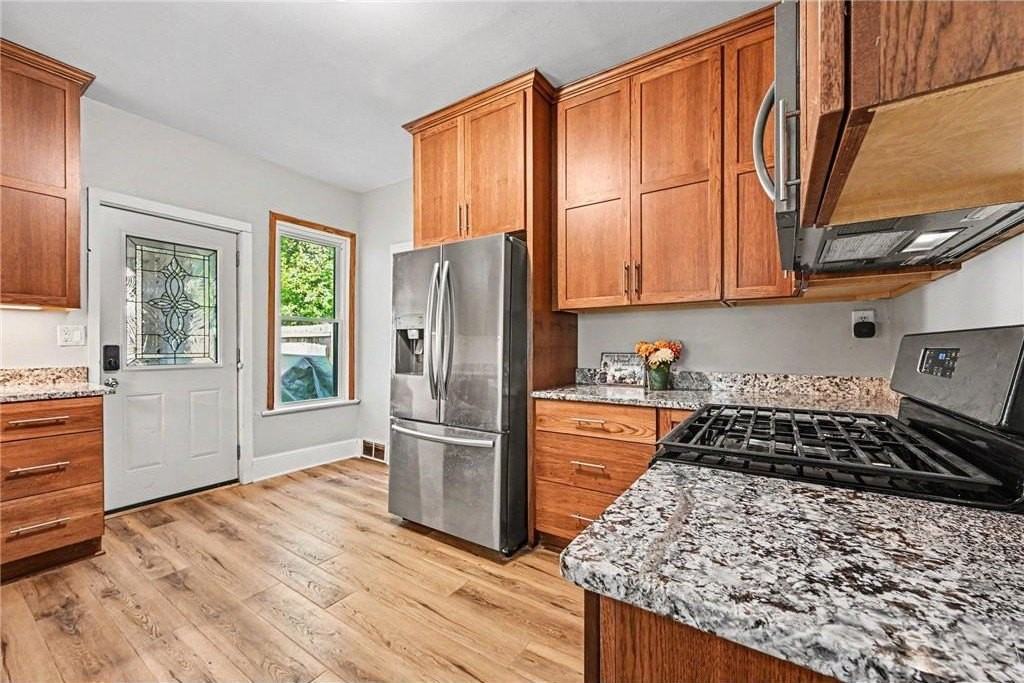 1411 Knox Ave N - Photo 6 of 27