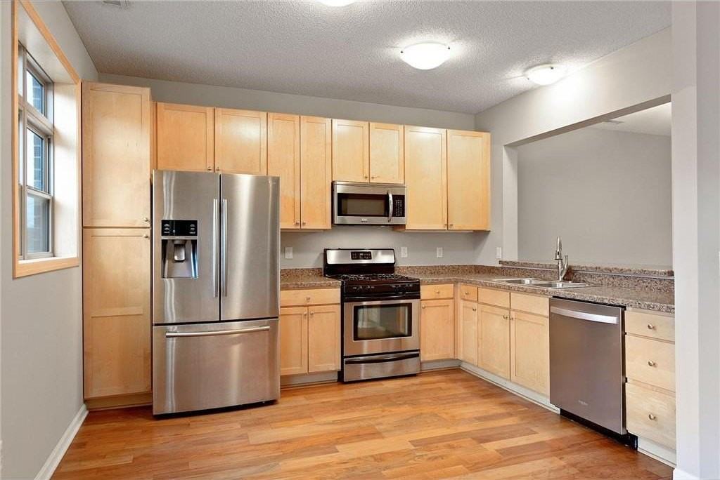741 Victoria St S - Photo 5 of 20