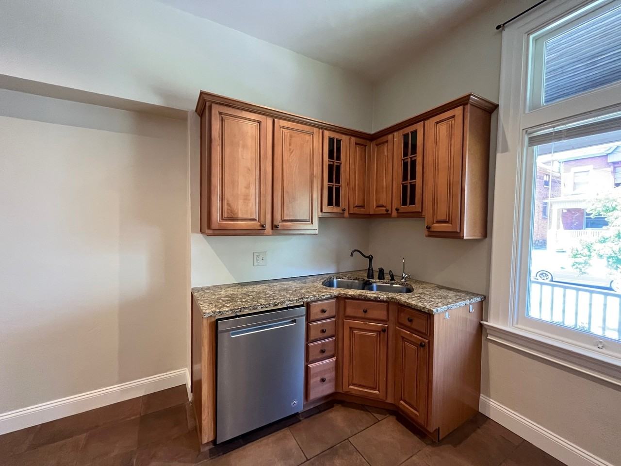 347 Stratford Ave #1 - Photo 3 of 26