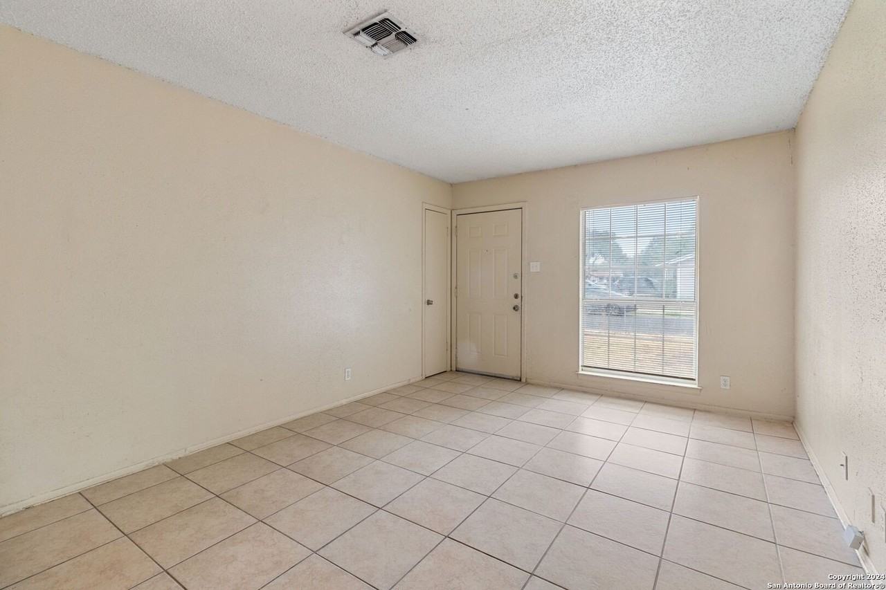 1523 Noble Oak Dr - Photo 3 of 17
