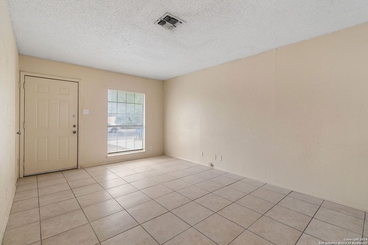 1523 Noble Oak Dr - Photo 4 of 17