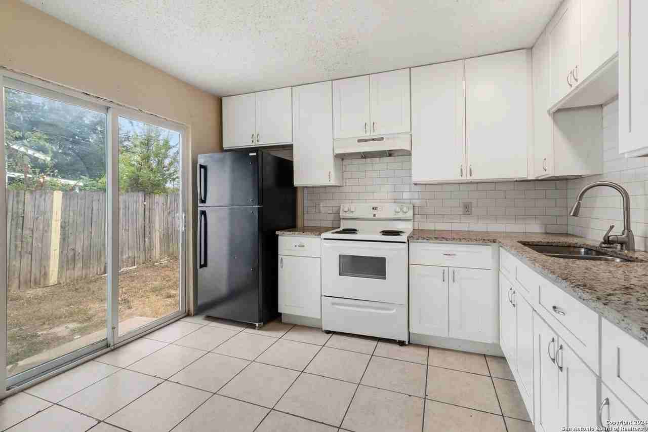 1523 Noble Oak Dr - Photo 5 of 17