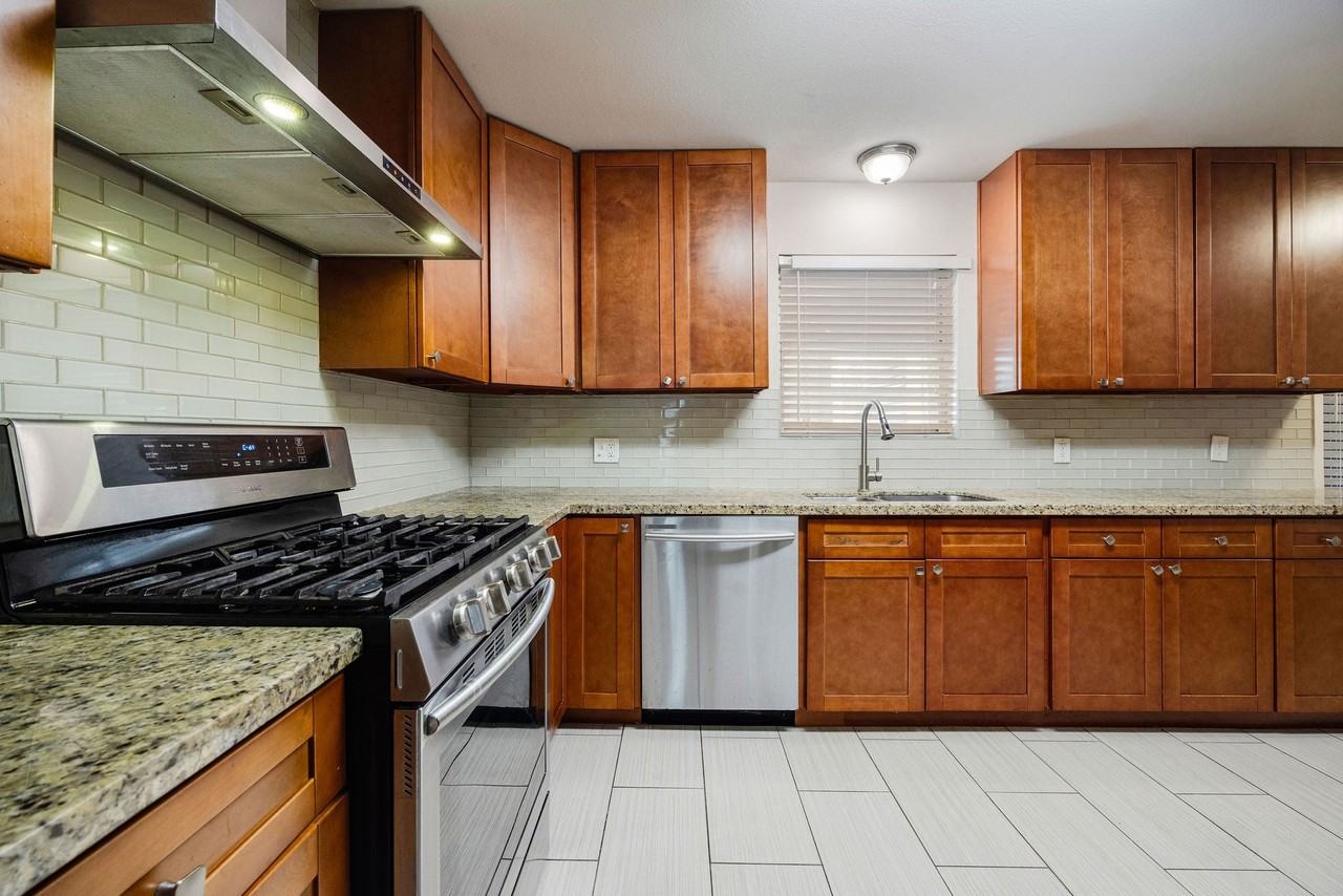 5554 Beechnut St - Photo 5 of 21
