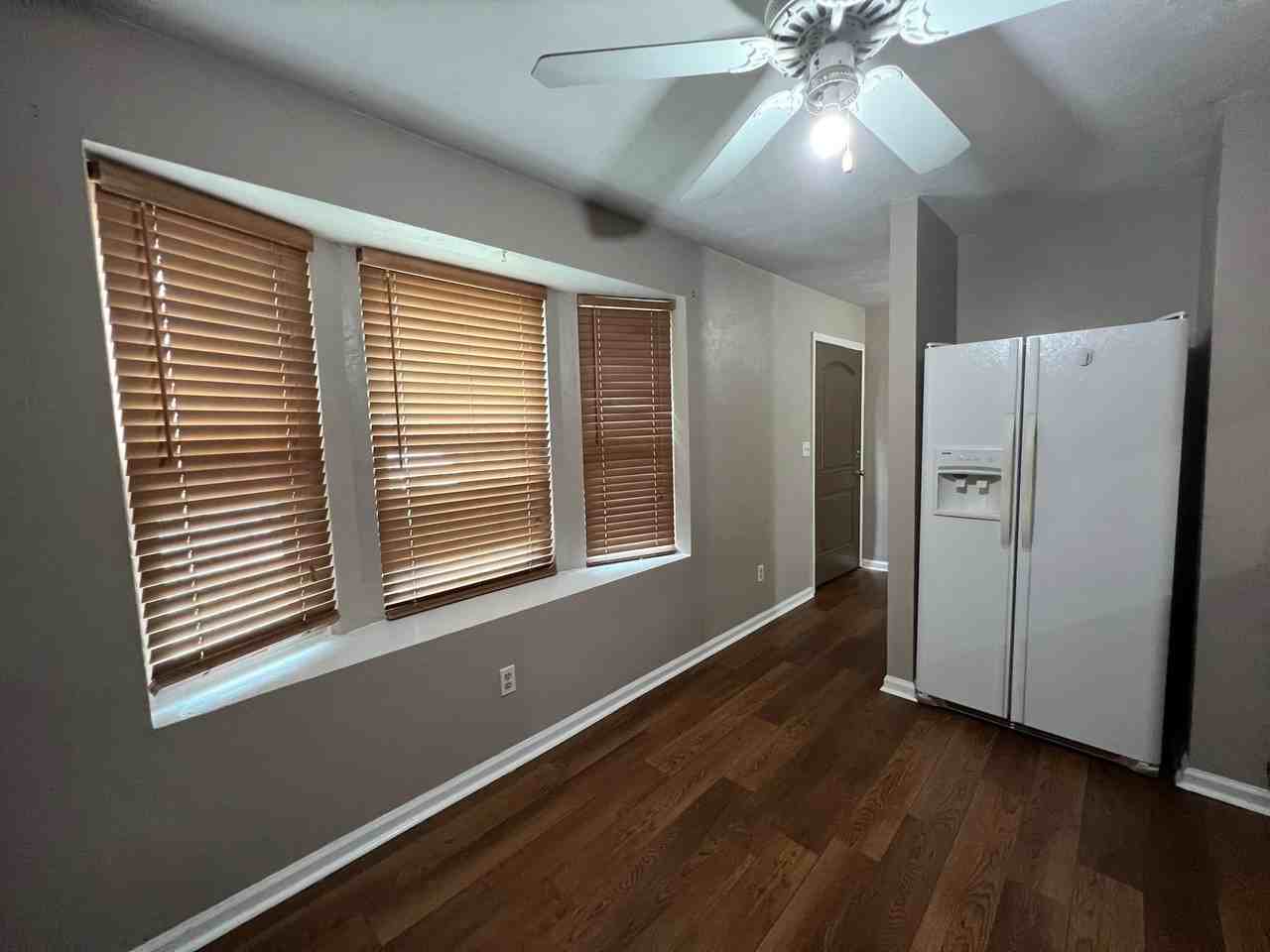 121 Boardwalk St - Photo 4 of 17