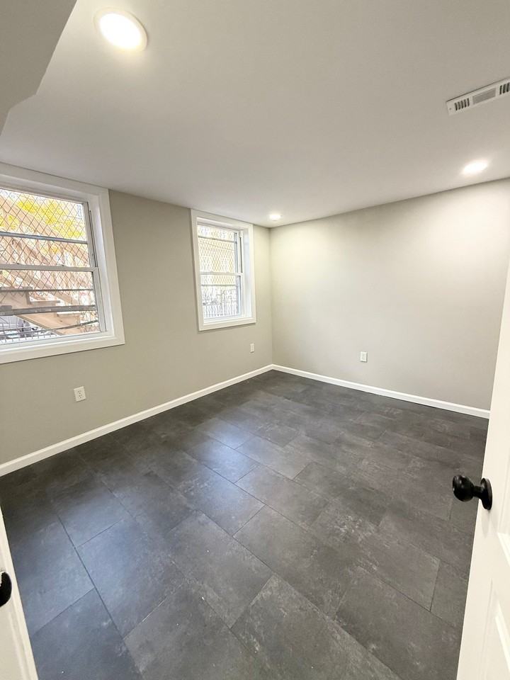 41 Howe St - Photo 7 of 11