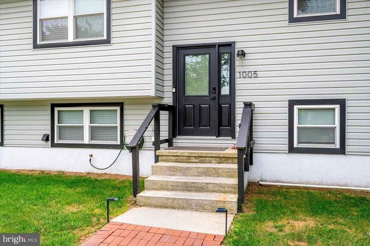 1005 Magothy Park Ln - Photo 3 of 43