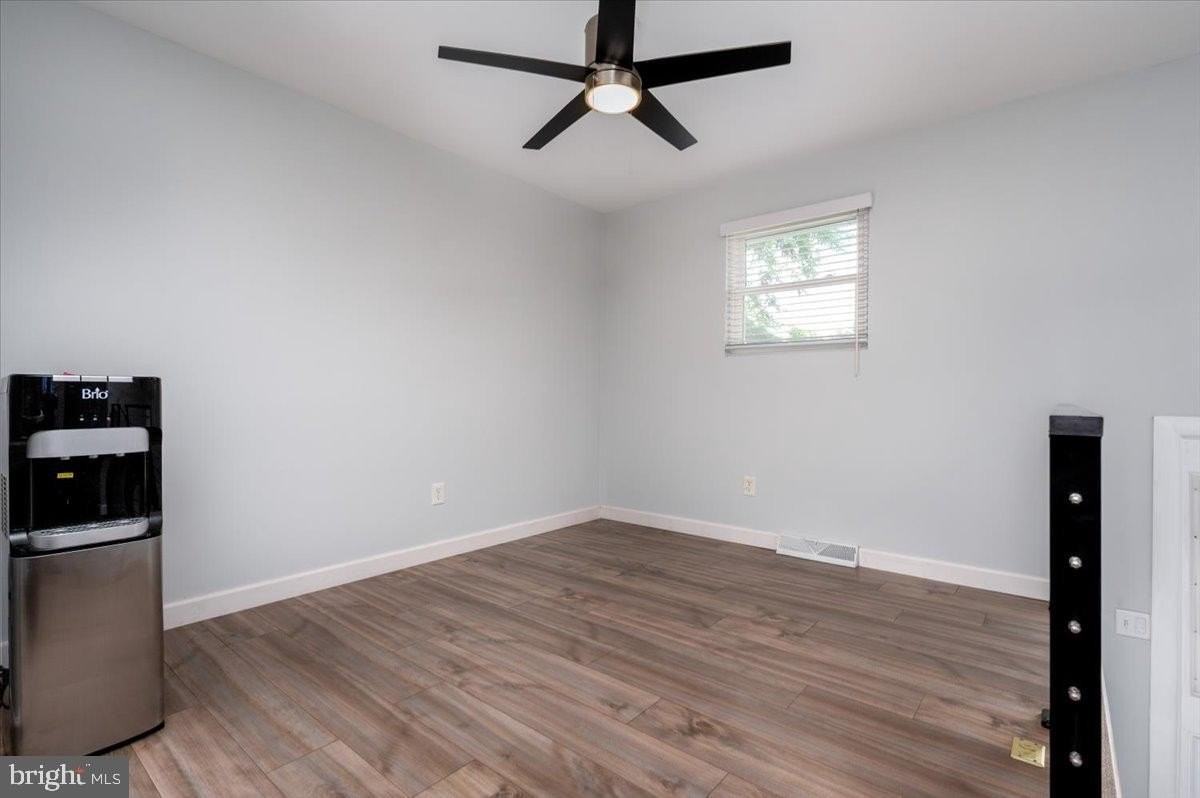 1005 Magothy Park Ln - Photo 6 of 43