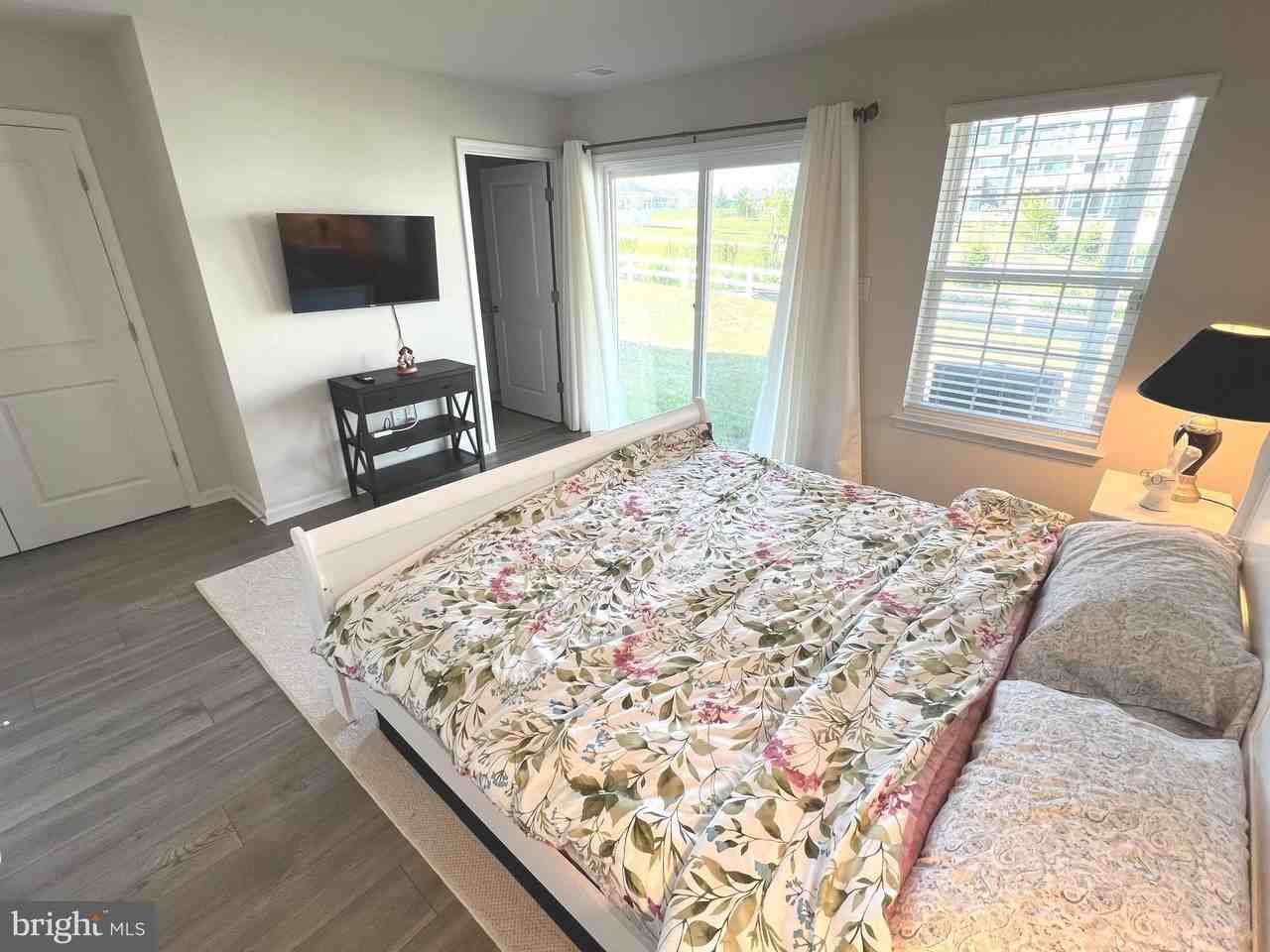 4917 Arcola Rd - Photo 4 of 50