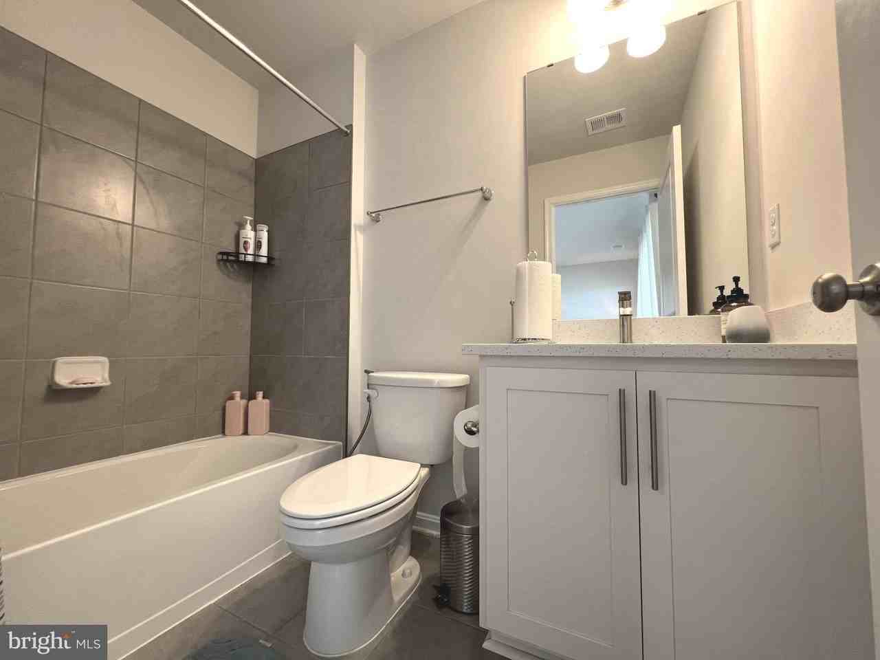 4917 Arcola Rd - Photo 7 of 50