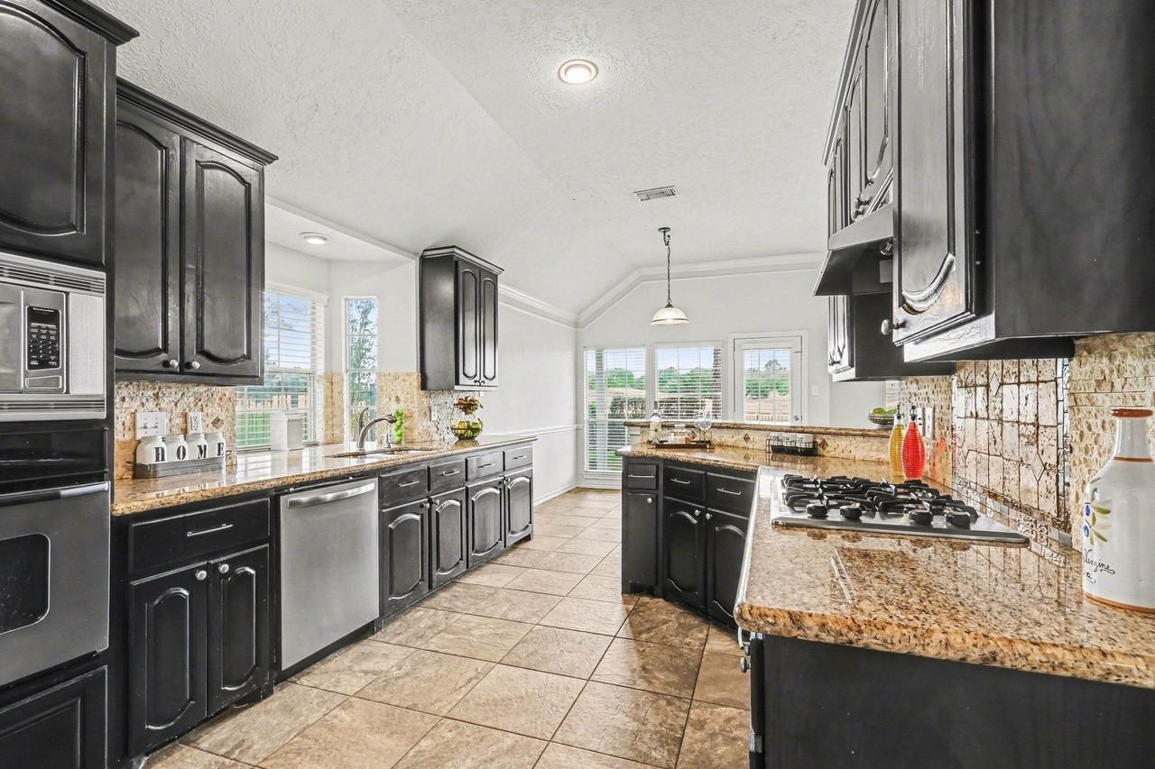 16434 Redcrest Dr - Photo 5 of 44