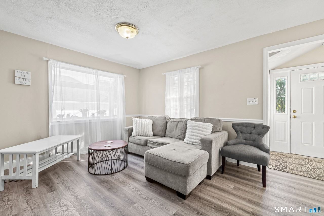 116 College Pl - Photo 4 of 26