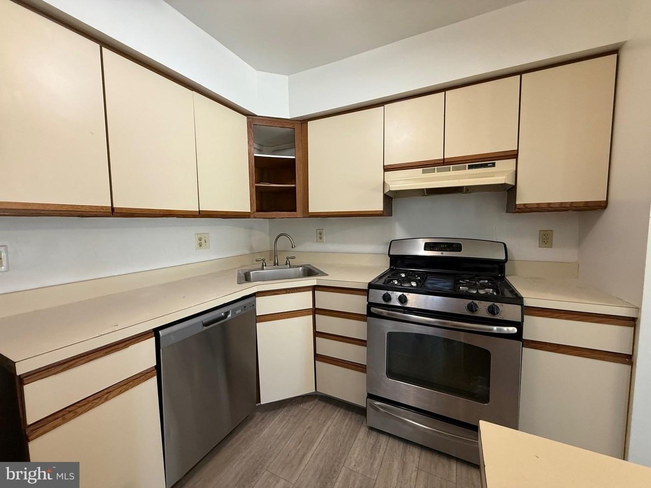 343 Brookdale Blvd - Photo 5 of 17