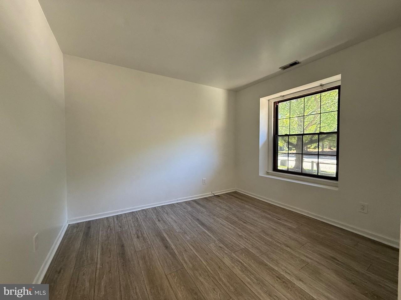 343 Brookdale Blvd - Photo 7 of 17