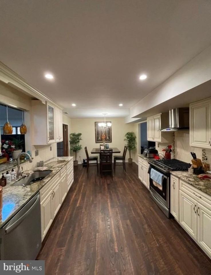 2019 Chatham Dr - Photo 4 of 13