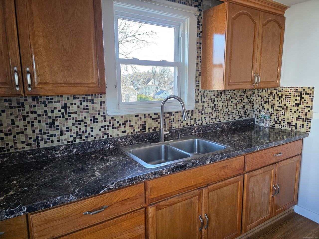 147 Pearl St - Photo 4 of 16