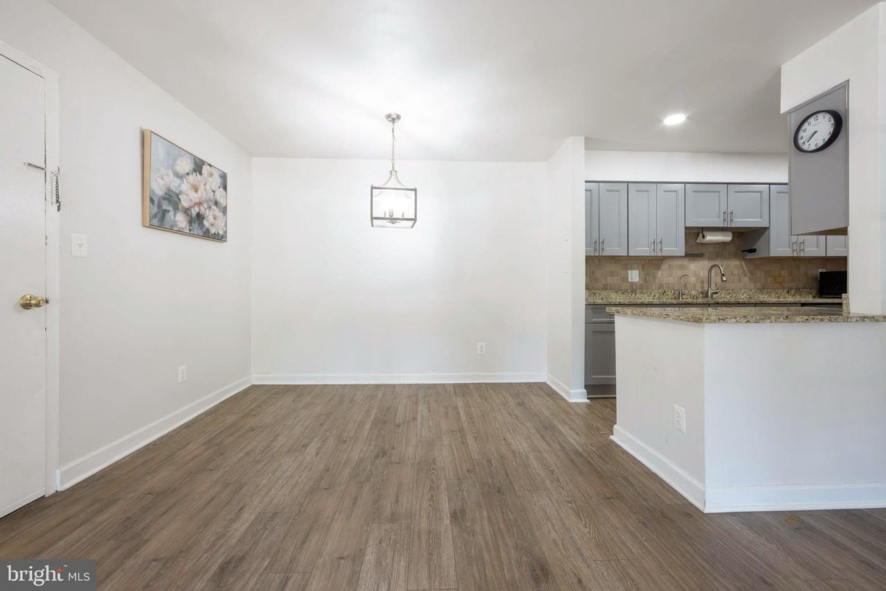 5904 Bayshire Rd Apt B #B - Photo 3 of 8