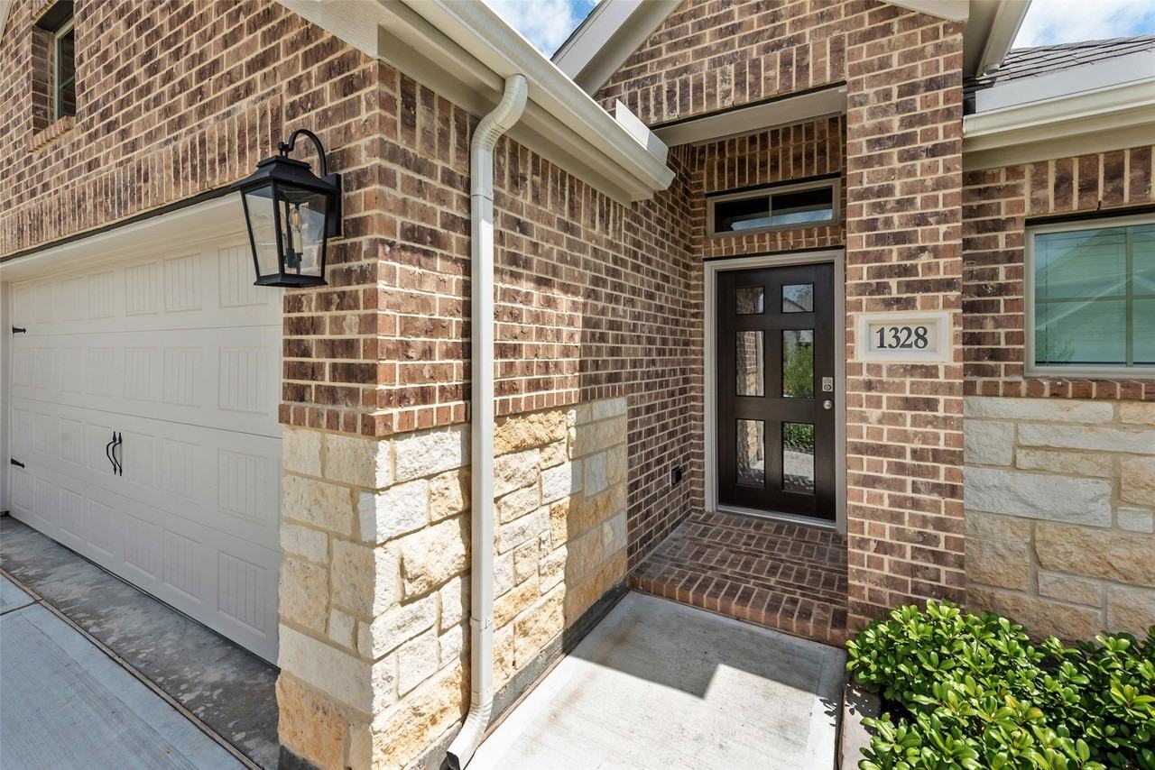 1328 Wicklow Forest St - Photo 3 of 32