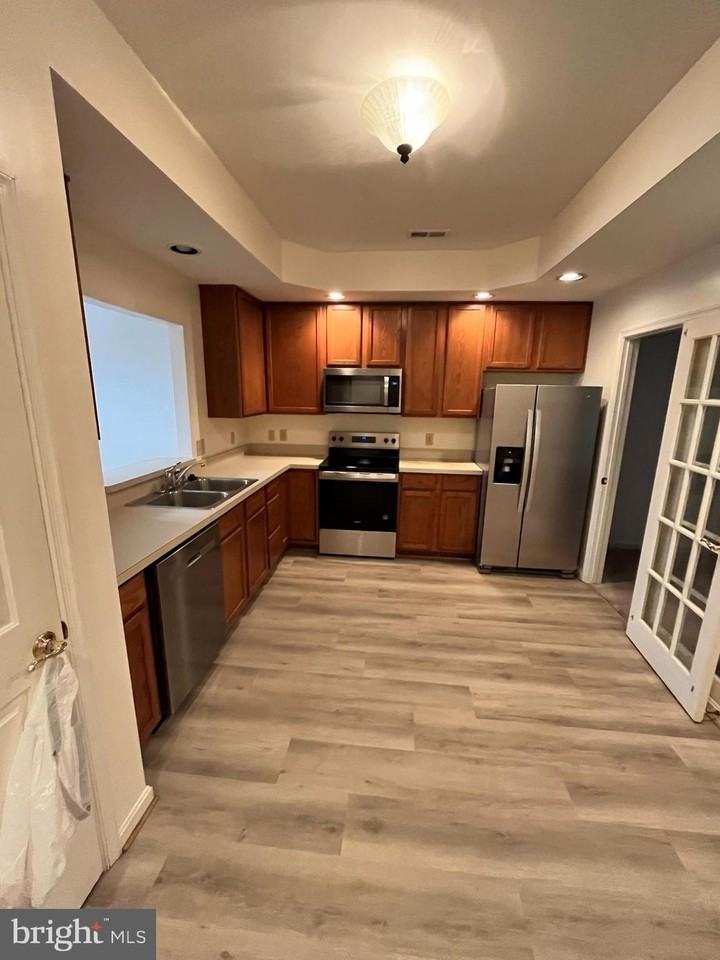 11002 Jaguar Ct - Photo 3 of 13