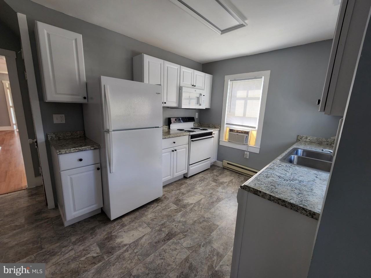 105 N George St - Photo 4 of 12