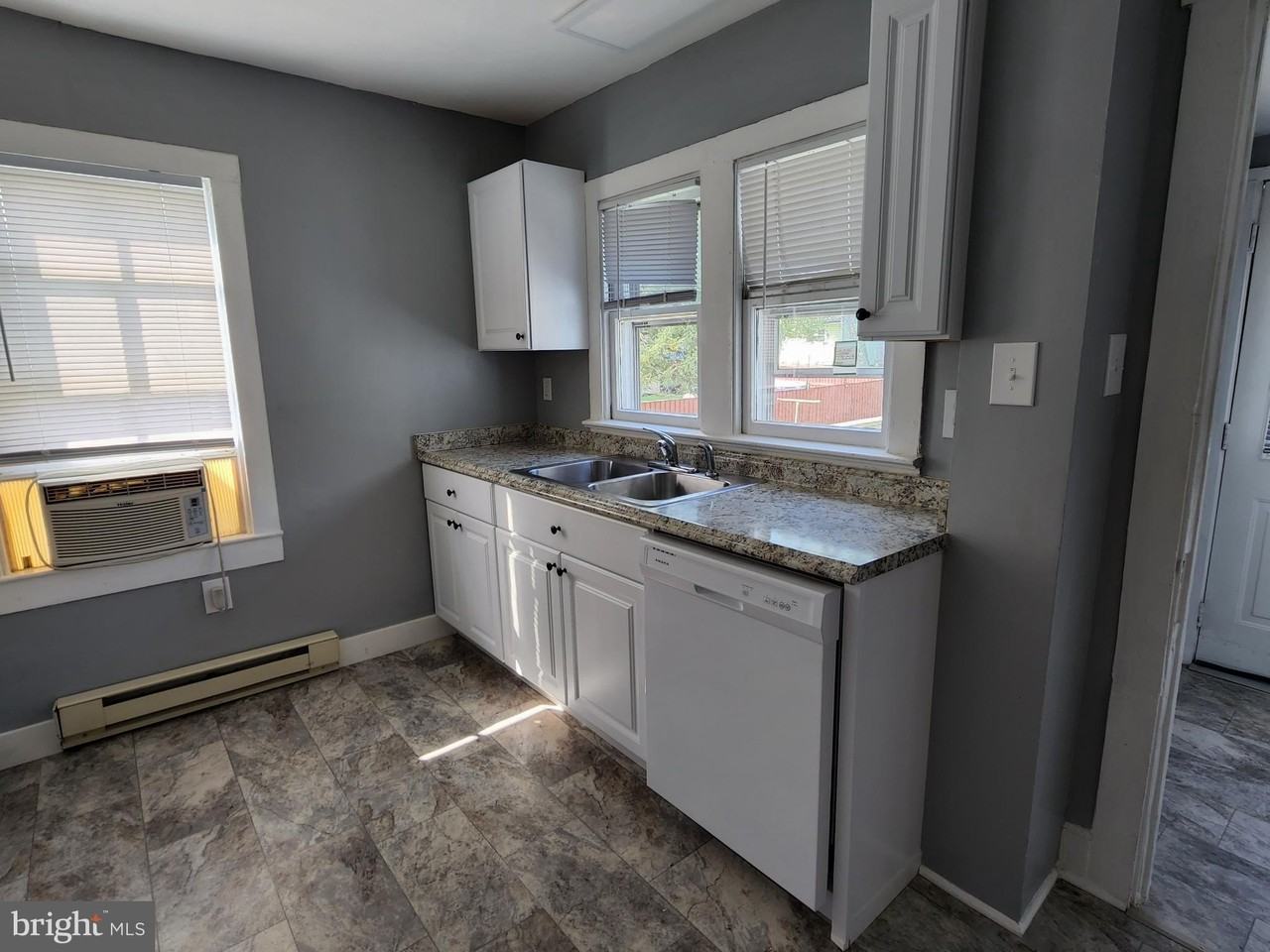105 N George St - Photo 5 of 12