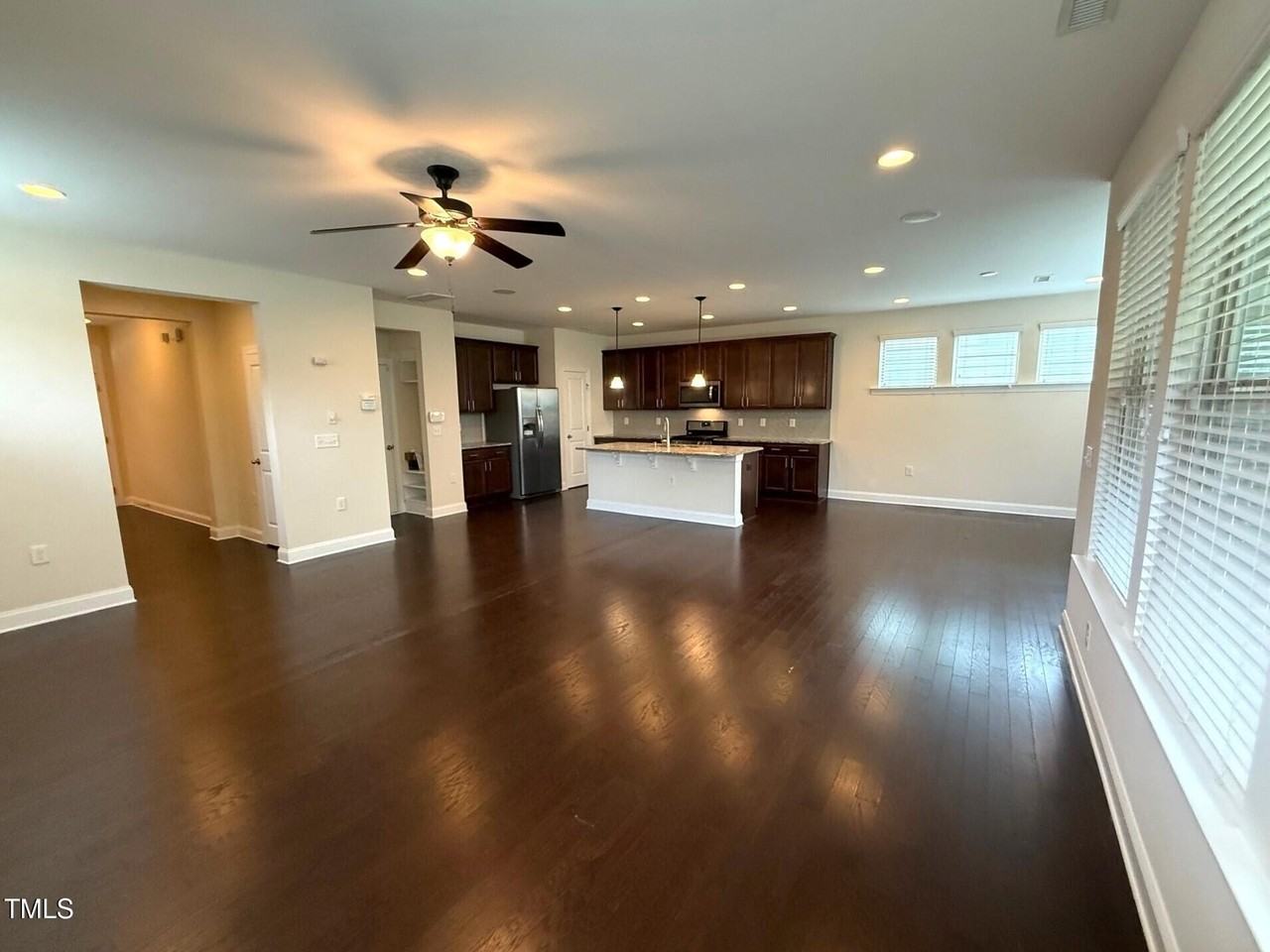 238 Begen St - Photo 5 of 36