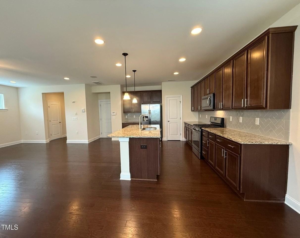 238 Begen St - Photo 6 of 36