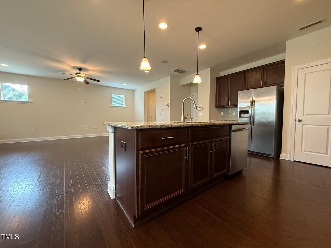 238 Begen St - Photo 7 of 36